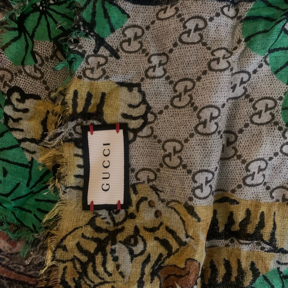 Large Gucci Headacarf - Picture 2 of 3
